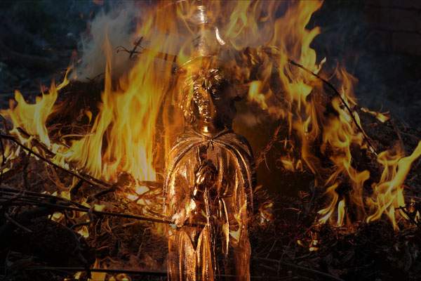 flame avec statue au milieu des flames